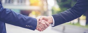 商务人士握手合作瞬间