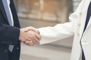 商务人士握手合作瞬间