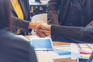 商务人士桌边握手场景