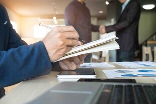 办公场景中记录的职场人士