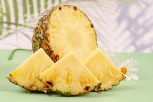 切开的新鲜菠萝
