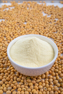 碗中黄豆粉与散落黄豆