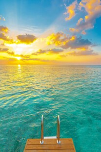 海边日落时的木质跳水台