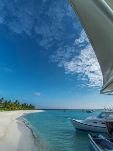海边帆船与洁白沙滩景色