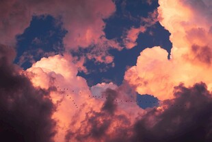 梦幻晚霞中的奇幻云朵