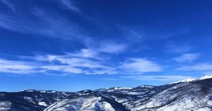 雪山蓝天壮丽美景