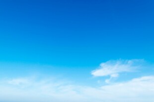 晴朗蓝天飘着一朵白云