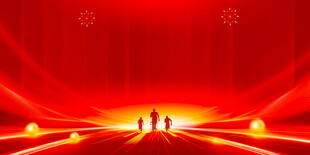 红色光芒中三人前行场景