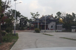 湛江中式建筑旁的开阔道路