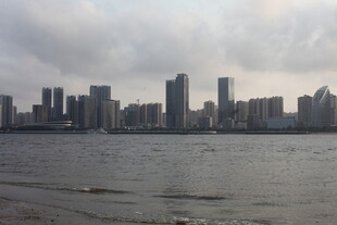 湛江城市江畔高楼景观