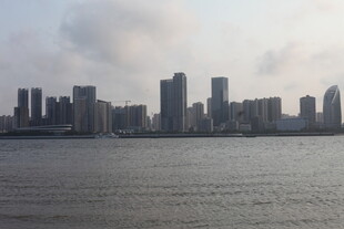 湛江城市江畔高楼景观