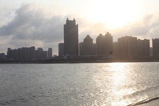 湛江城市江畔的日落美景