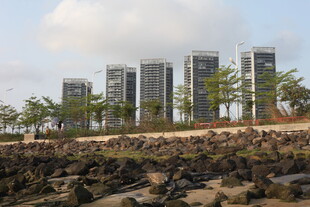 湛江海滨林立的现代化建筑群