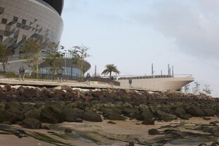 湛江海边停泊的船只与建筑