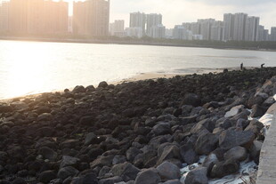 湛江海滨城市黄昏石滩景观