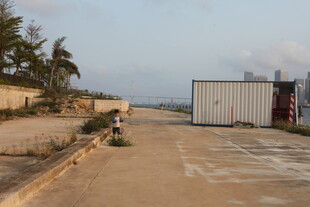 湛江空旷户外场地与集装箱