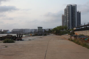 湛江城市河畔的宁静风景