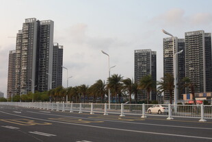 湛江城市道路旁的高楼景观