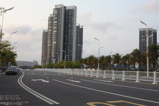 湛江城市宽阔道路旁高楼林立