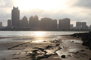 湛江夕阳下的城市海滨景致