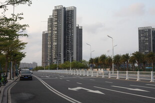 湛江城市宽阔道路与高楼景观