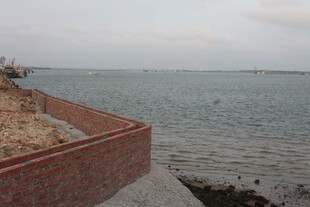 湛江海边红砖墙与开阔水域