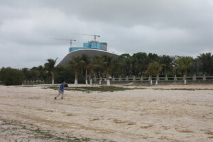湛江沙滩上的行人与远方建筑