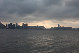 湛江黄昏下的城市滨水景观