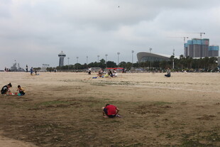 湛江沙滩上的休闲人群