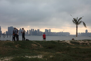 湛江海边城市景观与游人