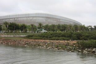 湛江河畔旁的大型圆顶建筑