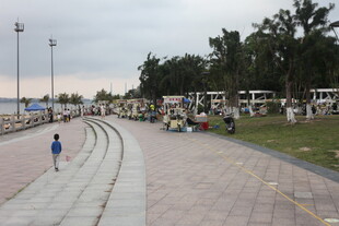 湛江公园步道上的休闲场景