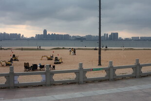 湛江海滨沙滩上的休闲场景