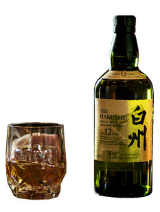 白州威士忌与玻璃酒杯