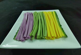多彩蔬菜面条摆盘展示