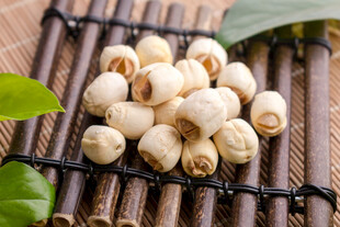 小竹排上的几颗中药药材莲子