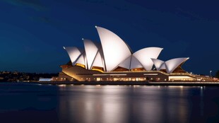 夜色中悉尼歌剧院的璀璨外观