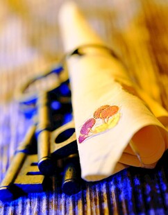 卷轴置于键盘上的独特景象