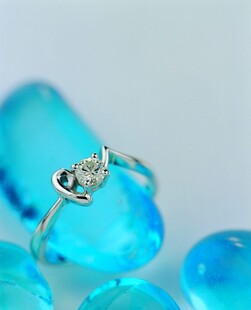 蓝水晶上的精致钻石戒指