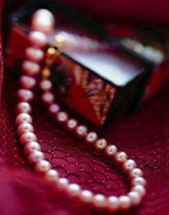 精致珍珠项链与首饰盒