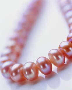 粉色珍珠项链特写