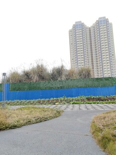 城市道路旁的在建工地景观