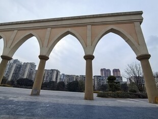 城市中的拱形建筑景观