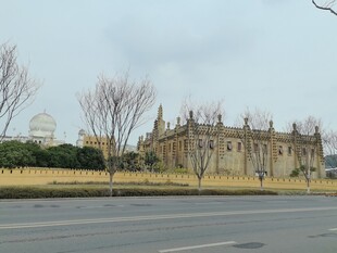 欧式建筑前的空旷道路