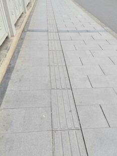 灰色水泥铺就的平整路面