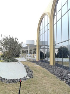 现代建筑旁的户外景观小径