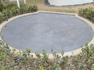 圆形水泥场地周边绿植环绕