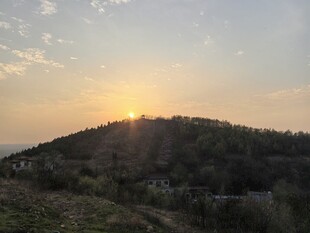 日落山丘美景