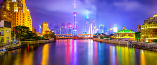城市河畔璀璨夜景