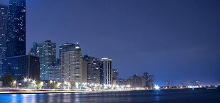 城市夜景璀璨海岸线